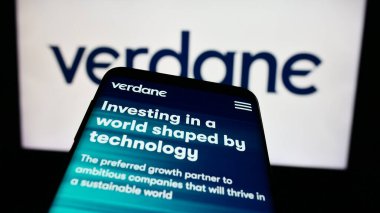 Stuttgart, Almanya - 03-06-2024: İş logosu önünde Norveçli yatırım şirketi Verdane Group 'un web siteli akıllı telefon. Telefon ekranının sol üst kısmına odaklan.