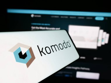 Stuttgart, Almanya - 03-06-2024: Amerikan sağlık haritası şirketi Komodo Health Inc. 'in logolu cep telefonu. Telefon ekranının merkez soluna odaklan.