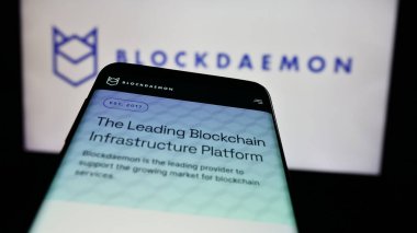Stuttgart, Almanya - 03-06-2024: Engelleme yazılım şirketi Blockdaemon Inc. 'in web sitesi ile ticaret logosu önünde akıllı telefon. Telefon ekranının sol üst kısmına odaklan.