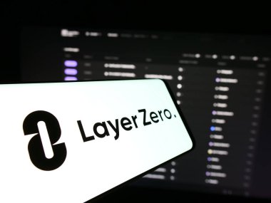Stuttgart, Almanya - 06-05-2024: Kanadalı engelleme şirketi LayerZero Labs Ltd. 'nin logolu akıllı telefon. Telefon ekranının merkez soluna odaklan.