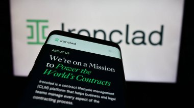 Stuttgart, Almanya - 06-05-2024: İş logosu önünde ABD 'li sözleşmeli yazılım şirketi Ironclad Inc.' in web sitesi ile cep telefonu. Telefon ekranının sol üst kısmına odaklan.