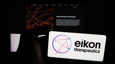 Stuttgart, Almanya - 06-05-2024: Amerikan biyoteknoloji şirketi Eikon Therapeutics 'in logosuna sahip cep telefonu sahibi kişi iş sayfasının önünde. Telefon ekranına odaklan.