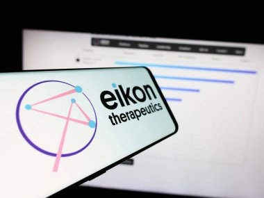 Stuttgart, Almanya - 06-05-2024: Amerikan biyoteknoloji şirketi Eikon Therapeutics 'in logosuna sahip cep telefonu. Telefon ekranının merkezine odaklan.