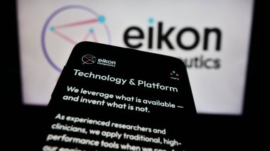 Stuttgart, Almanya - 06-05-2024: İş logosu önünde ABD 'li biyoteknoloji şirketi Eikon Therapeutics' in web sitesine sahip akıllı telefon. Telefon ekranının sol üst kısmına odaklan.