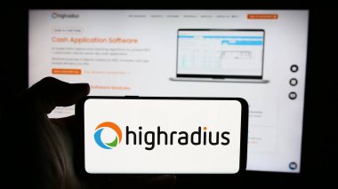 Stuttgart, Almanya - 06-05-2024: İnternet sayfası önünde ABD 'li finans teknoloji şirketi HighRadius Corporation' ın logosuyla cep telefonu tutan kişi. Telefon ekranına odaklan.