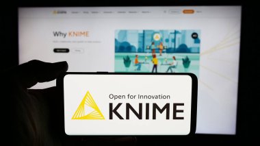 Stuttgart, Almanya - 06-06-2024: Analitik yazılım şirketi KNIME AG 'nin logosuna sahip cep telefonu sahibi kişi iş sayfasının önünde. Telefon ekranına odaklan.