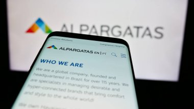 Stuttgart, Almanya - 06-06-2024: Brezilyalı ayakkabı şirketi Alpargatas S.A. 'nın web sitesinin bulunduğu cep telefonu. Telefon ekranının sol üst kısmına odaklan.