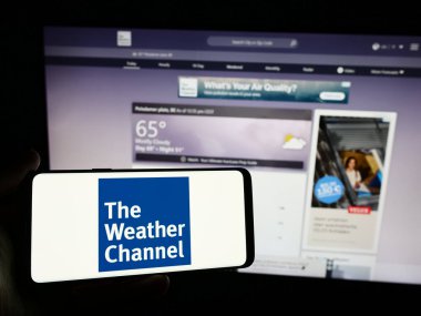 Stuttgart, Almanya - 06-06-2024: İnternet sitesi önünde ABD 'li ödemeli televizyon kanalı The Weather Channel' ın (TWC) logosuna sahip kişi. Telefon ekranına odaklan.