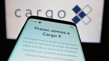 Stuttgart, Almanya - 06-06-2024: İş logosu önünde Brezilyalı lojistik platformu CargoX 'un web sitesi bulunan cep telefonu. Telefon ekranının sol üst kısmına odaklan.