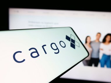 Stuttgart, Almanya - 06-06-2024: Brezilyalı lojistik platform şirketi CargoX 'un logosunun yer aldığı akıllı telefon. Telefon ekranının merkezine odaklan.