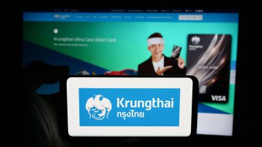 Stuttgart, Almanya - 06-07-2024: Tayland şirketi Krungthai Bank Public Company Limited 'in logosunun bulunduğu cep telefonu web sayfası önünde duruyor. Telefon ekranına odaklan.