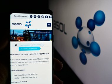 Stuttgart, Almanya - 06-07-2024: İş logosu önünde Güney Afrikalı enerji şirketi Sasol Limited 'in web sayfası ile akıllı telefon tutan kişi. Telefon ekranının merkezine odaklan.