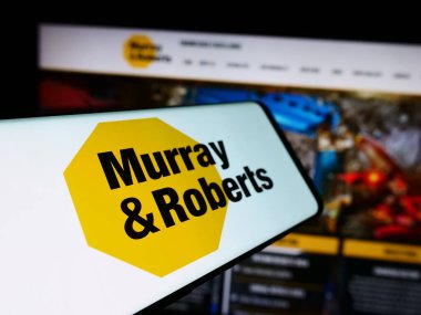 Stuttgart, Almanya - 06-11-2024: Güney Afrikalı Murray ve Roberts Holding Ltd. 'nin logolu akıllı telefon. Telefon ekranının merkez soluna odaklan.