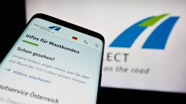 Stuttgart, Almanya - 06-11-2024: Alman otoban gişe sistemi şirketi Toll Collect GmbH 'in web sitesine sahip akıllı telefon logonun önünde. Telefon ekranının sol üst kısmına odaklan.
