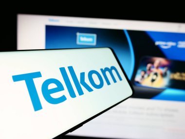Stuttgart, Almanya - 06-11-2024: Güney Afrikalı Telkom SA SOC Limited şirketinin logosuna sahip cep telefonu. Telefon ekranının merkez soluna odaklan.