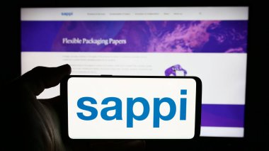 Stuttgart, Almanya - 06-11-2024: Güney Afrikalı posa ve kağıt şirketi Sappi Limited 'in logosunun bulunduğu cep telefonu sahibi kişi iş sayfasının önünde. Telefon ekranına odaklan.