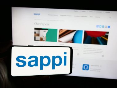 Stuttgart, Almanya - 06-11-2024: Güney Afrikalı posta ve kağıt şirketi Sappi Limited 'in logosuna sahip cep telefonu sahibi kişi iş sayfasının önünde. Telefon ekranına odaklan.