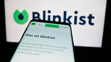 Stuttgart, Almanya - 06-11-2024: İş logosu önünde kitap özetleme şirketi Blinks Labs GmbH (Blinkist) web sitesi bulunan cep telefonu. Telefon ekranının sol üst kısmına odaklan.