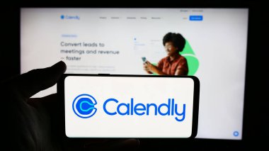 Stuttgart, Almanya - 06-11-2024: İnternet sayfası önünde Amerikan iş dünyası yazılım şirketi Calendly LLC 'nin logosuyla cep telefonu tutan kişi. Telefon ekranına odaklan.