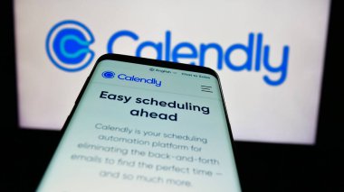 Stuttgart, Almanya - 06-11-2024: İş logosu önünde ABD 'li iş dünyası yazılım şirketi Calendly LLC' nin web siteli akıllı telefon. Telefon ekranının sol üst kısmına odaklan.