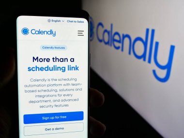 Stuttgart, Almanya - 06-11-2024: ABD 'li iş dünyası yazılım şirketi Calendly LLC' nin logolu web sayfası ile cep telefonu tutan kişi. Telefon ekranının merkezine odaklan.