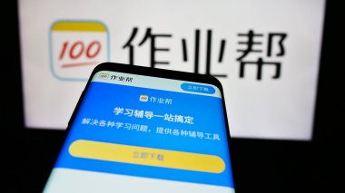 Stuttgart, Almanya - 06-11-2024: Çinli çevrimiçi eğitim platformu şirketi Zuoyebang 'ın web sitesi ile ticaret logosu önünde akıllı telefon. Telefon ekranının sol üst kısmına odaklan.