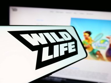 Stuttgart, Almanya - 06-11-2024: Brezilyalı oyun şirketi Wild Life Inc. (Vahşi Yaşam Stüdyoları) 'nin logosunun bulunduğu cep telefonu. Telefon ekranının merkez soluna odaklan.