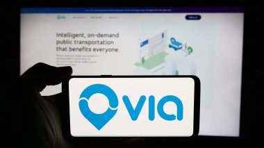 Stuttgart, Almanya - 06-12-2024: İnternet sayfası önünde ABD 'li hareketlilik şirketi Via Transportation Inc. (RideWithVia)' nin logosuna sahip cep telefonu sahibi kişi. Telefon ekranına odaklan.