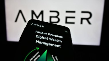 Stuttgart, Almanya - 06-13-2024: Kripto hizmet şirketi Amber Global Limited 'in web sitesine sahip akıllı telefon iş logosu önünde. Telefon ekranının sol üst kısmına odaklan.