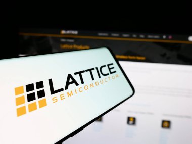 Stuttgart, Almanya - 06-13-2024: Amerikan şirketi Lattice Semiconductor Corporation 'ın logosunun yer aldığı cep telefonu. Telefon ekranının merkez soluna odaklan.