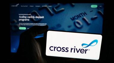 Stuttgart, Almanya - 06-13-2024: Amerikan finans hizmetleri şirketi Cross River Bank 'ın logosunun bulunduğu cep telefonu web sayfasının önünde duruyor. Telefon ekranına odaklan.