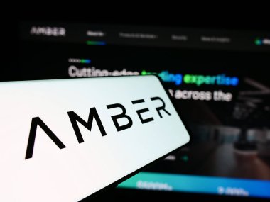 Stuttgart, Almanya - 06-13-2024: Kripto hizmet şirketi Amber Global Limited 'in logosuna sahip cep telefonu iş web sitesi önünde. Telefon ekranının merkez soluna odaklan.