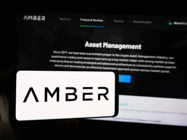Stuttgart, Almanya - 06-13-2024: İnternet sitesi önünde şifreli hizmet şirketi Amber Global Limited 'in logosuna sahip kişi. Telefon ekranına odaklan.