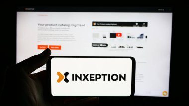 Stuttgart, Almanya - 06-13-2024: İş sayfası önünde ABD 'li e-ticaret platformu şirketi Inxeption Corporation' ın logosuyla cep telefonu tutan kişi. Telefon ekranına odaklan.