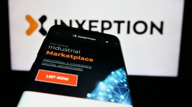 Stuttgart, Almanya - 06-13-2024: İş logosu önünde ABD e-ticaret platformu şirketi Inxeption Corporation 'ın web sitesi ile cep telefonu. Telefon ekranının sol üst kısmına odaklan.