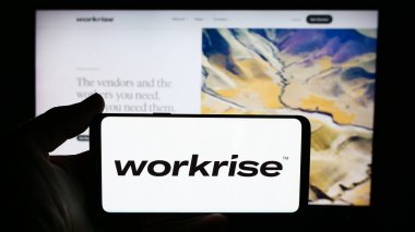 Stuttgart, Almanya - 06-14-2024: Suudi Arabistan Ulusal Nakliye Şirketi 'nin (Bahri) iş sayfası ile logonun önünde cep telefonu tutan kişi. Telefon ekranının merkezine odaklan.