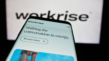 Stuttgart, Almanya - 06-14-2024: Suudi Arabistan Ulusal Nakliye Şirketi 'nin (Bahri) iş sayfası ile logonun önünde cep telefonu tutan kişi. Telefon ekranının merkezine odaklan.
