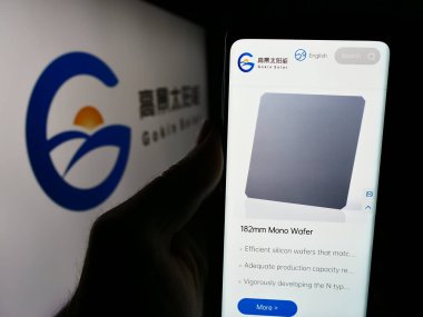 Stuttgart, Almanya - 06-14-2024: Suudi Arabistan Ulusal Nakliye Şirketi 'nin (Bahri) iş sayfası ile logonun önünde cep telefonu tutan kişi. Telefon ekranının merkezine odaklan.