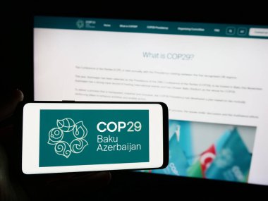 Stuttgart, Almanya - 06-14-2024: Suudi Arabistan Ulusal Nakliye Şirketi 'nin (Bahri) iş sayfası ile logonun önünde cep telefonu tutan kişi. Telefon ekranının merkezine odaklan.