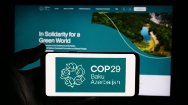 Stuttgart, Almanya - 06-14-2024: Suudi Arabistan Ulusal Nakliye Şirketi 'nin (Bahri) iş sayfası ile logonun önünde cep telefonu tutan kişi. Telefon ekranının merkezine odaklan.