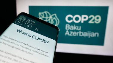 Stuttgart, Almanya - 06-14-2024: Suudi Arabistan Ulusal Nakliye Şirketi 'nin (Bahri) iş sayfası ile logonun önünde cep telefonu tutan kişi. Telefon ekranının merkezine odaklan.