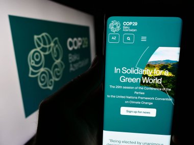 Stuttgart, Almanya - 06-14-2024: Suudi Arabistan Ulusal Nakliye Şirketi 'nin (Bahri) iş sayfası ile logonun önünde cep telefonu tutan kişi. Telefon ekranının merkezine odaklan.