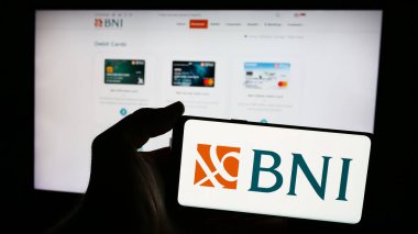 Stuttgart, Almanya - 06-24-2024: Endonezyalı finans şirketi Bank Negara Endonezya 'nın (BNI) logosunu elinde tutan kişi. Telefon ekranına odaklan.