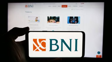 Stuttgart, Almanya - 06-24-2024: Endonezyalı finans şirketi Bank Negara Endonezya 'nın (BNI) logosunun bulunduğu cep telefonu web sayfası önünde duruyor. Telefon ekranına odaklan.