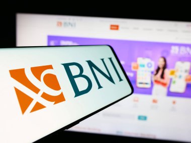 Stuttgart, Almanya - 06-24-2024: Endonezyalı finans şirketi Bank Negara Endonezya 'nın (BNI) logosunun yer aldığı cep telefonu. Telefon ekranının merkez soluna odaklan.