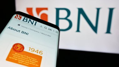 Stuttgart, Almanya - 06-24-2024: Endonezyalı finans şirketi Bank Negara Endonezya 'nın (BNI) logo önündeki web sayfası ile akıllı telefon. Telefon ekranının sol üst kısmına odaklan.