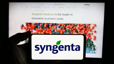Stuttgart, Almanya - 06-24-2024: İsviçreli tarım teknolojileri şirketi Syngenta Crop Protection AG 'nin logosunu taşıyan kişi iş sayfası önünde. Telefon ekranına odaklan.