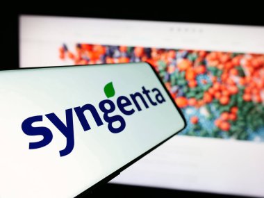 Stuttgart, Almanya - 06-24-2024: İsviçreli tarım teknolojileri şirketi Syngenta Crop Protection AG 'nin logosuyla birlikte cep telefonu. Telefon ekranının soluna odaklan.