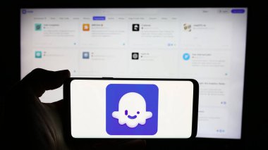 Stuttgart, Almanya - 06-24-2024: Yapay Zeka Chatbot yazılım şirketi Coze 'un logosuna sahip cep telefonu sahibi kişi iş sayfasının önünde. Telefon ekranına odaklan.