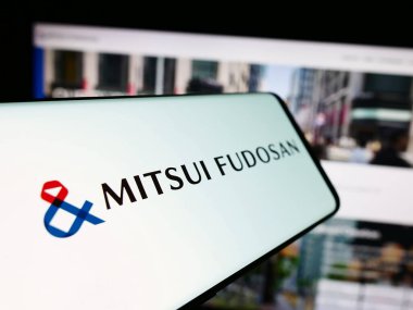 Stuttgart, Almanya - 06-24-2024: İnternet sitesi önünde üzerinde Japon emlak şirketi Mitsui Fudosan Co. Ltd. logosu bulunan cep telefonu. Telefon ekranının merkez soluna odaklan.